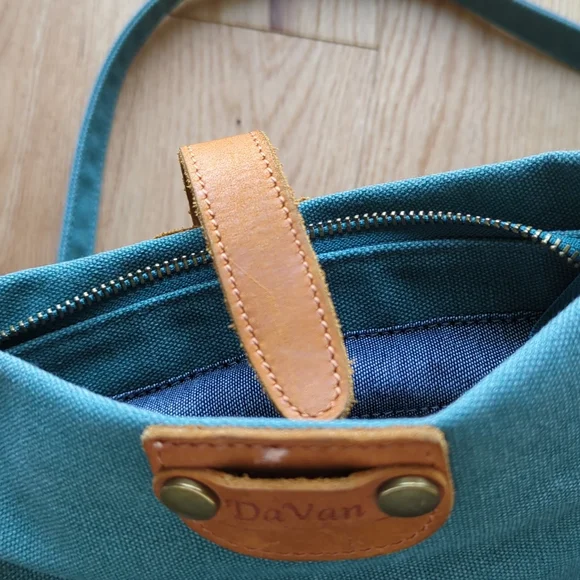 Davan. Women's Shoulder Bag. - Picture 9 of 13